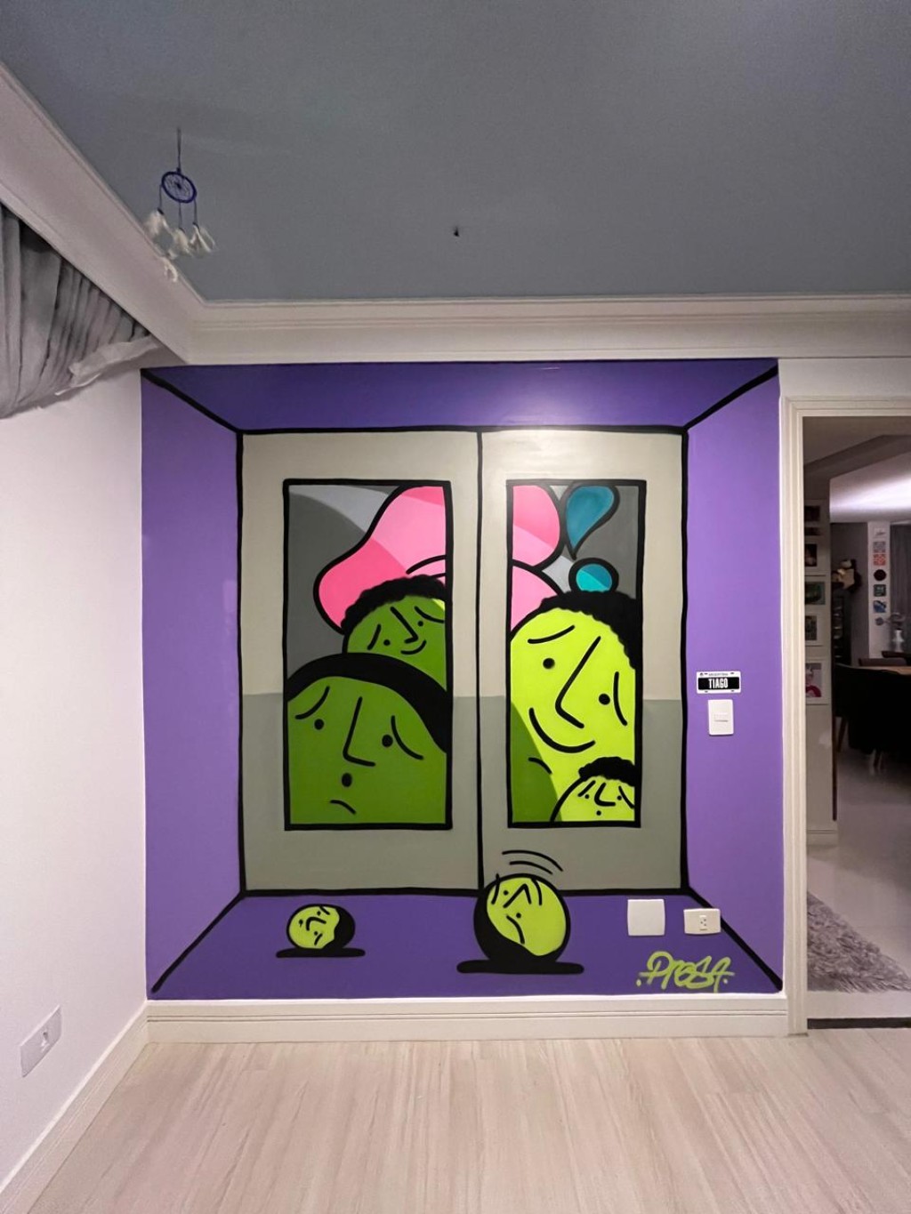 pintura de graffiti real em quarto infantil