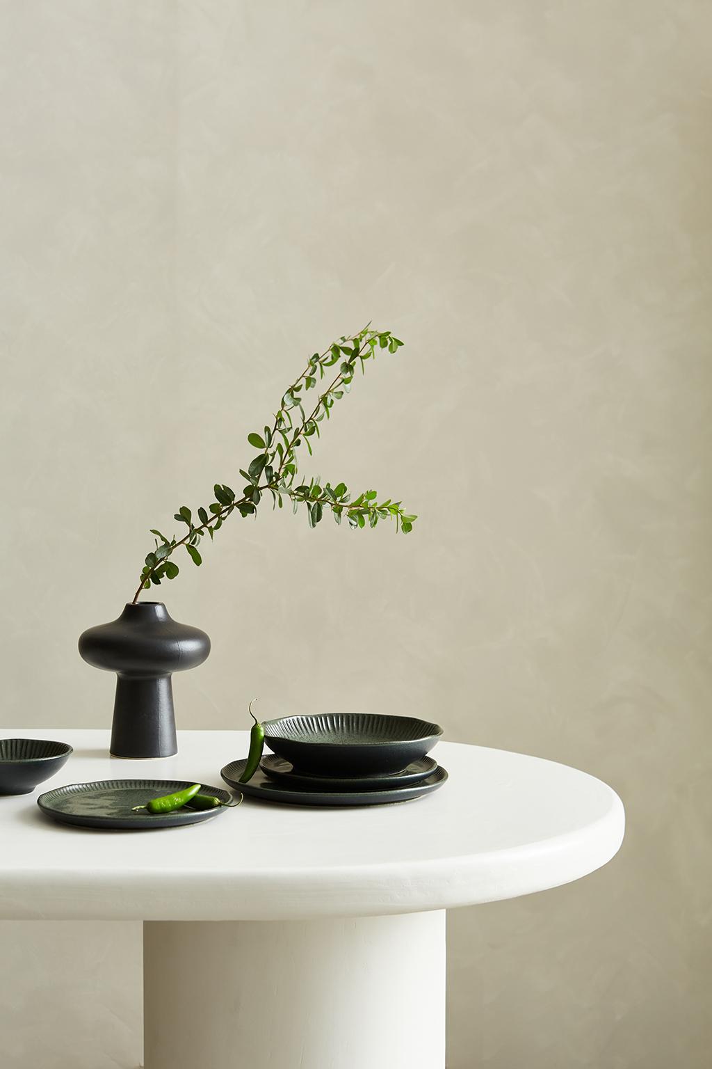 Vajilla exhibida en estantes abiertos como parte de la decoración del ambiente