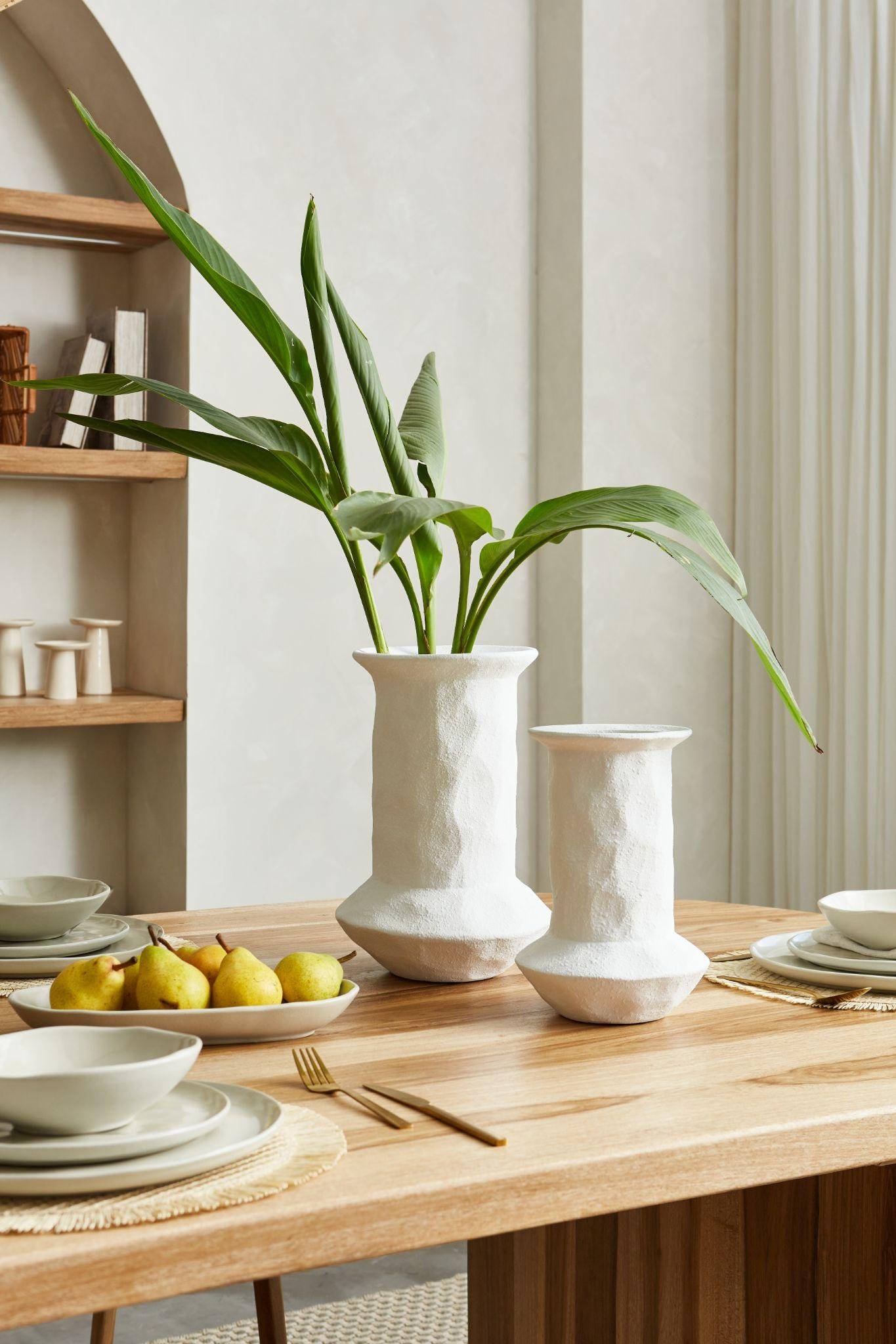 Mesada de cocina despejada con pocas piezas elegidas a la vista