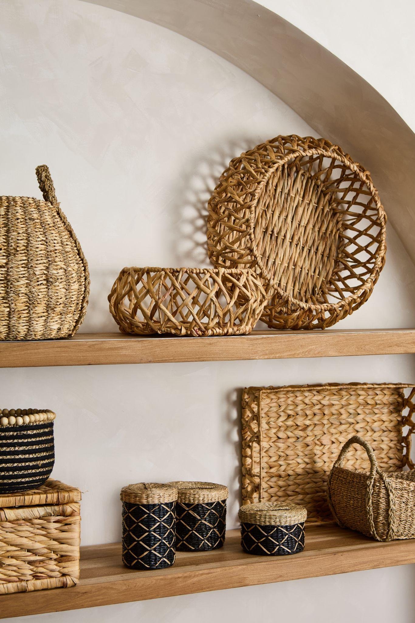 Cocina organizada con canastos y frascos a la vista