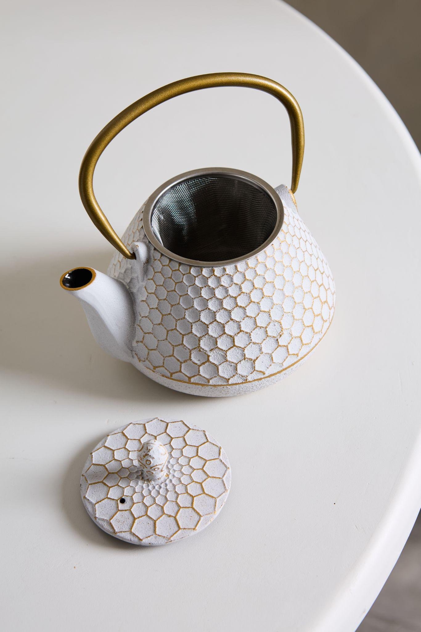 Rincón de café en casa con cafetera y tazas sobre un mueble de madera
