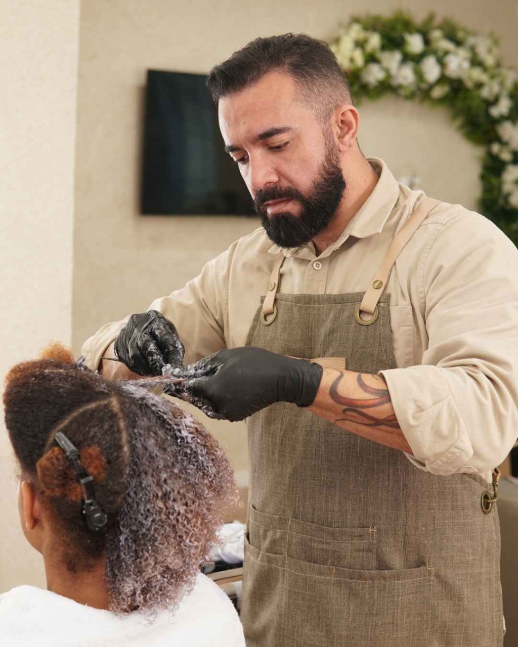 Profissional Cabeleireiro realizando o alisamento qu&iacute;mico com o Disciplinador Argila Reduction da London Cosm&eacute;ticos