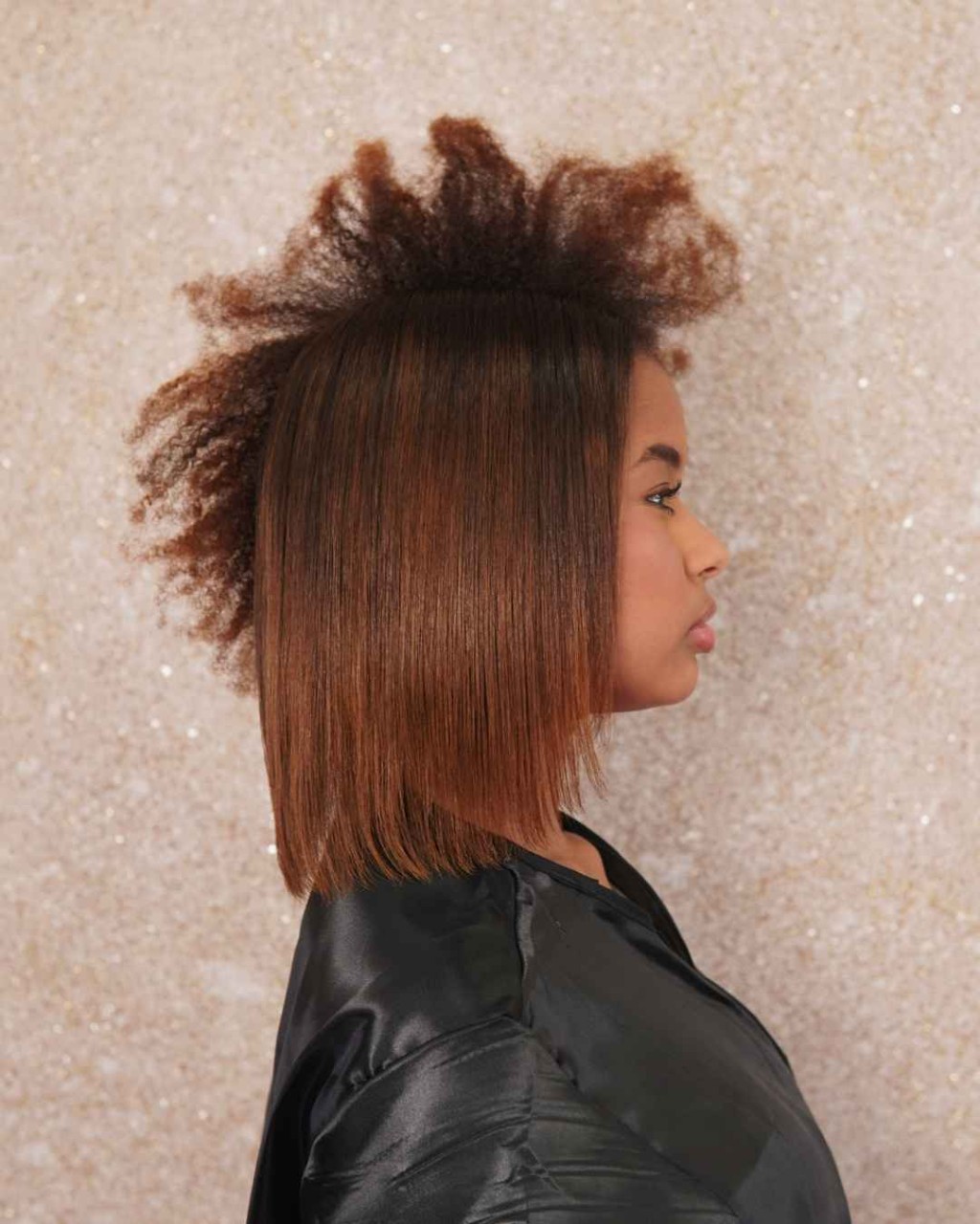 Modelo com o cabelo afro rec&eacute;m alisado