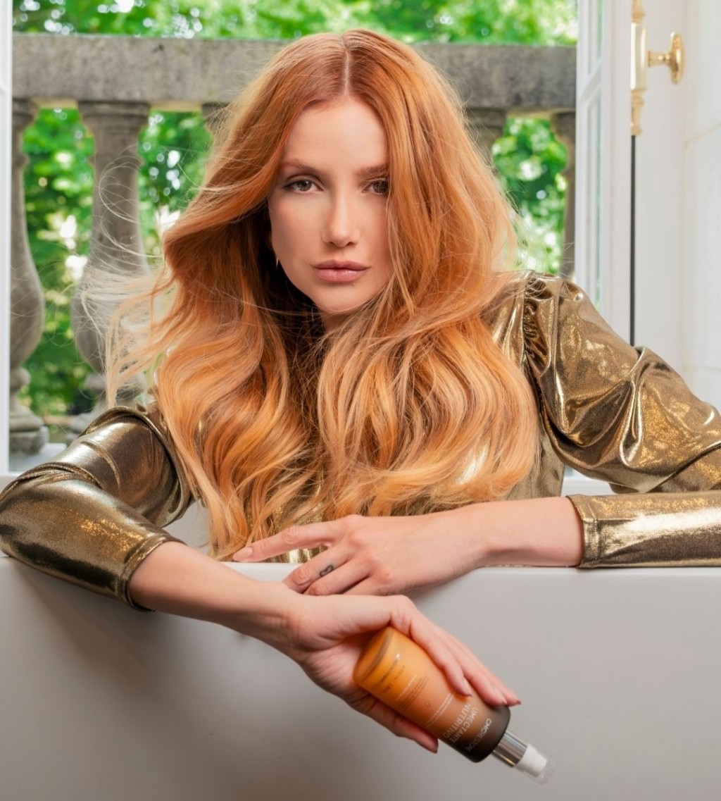 Modelo segurando o Umectante Nutritivo CMC Restore London Cosm&eacute;ticos