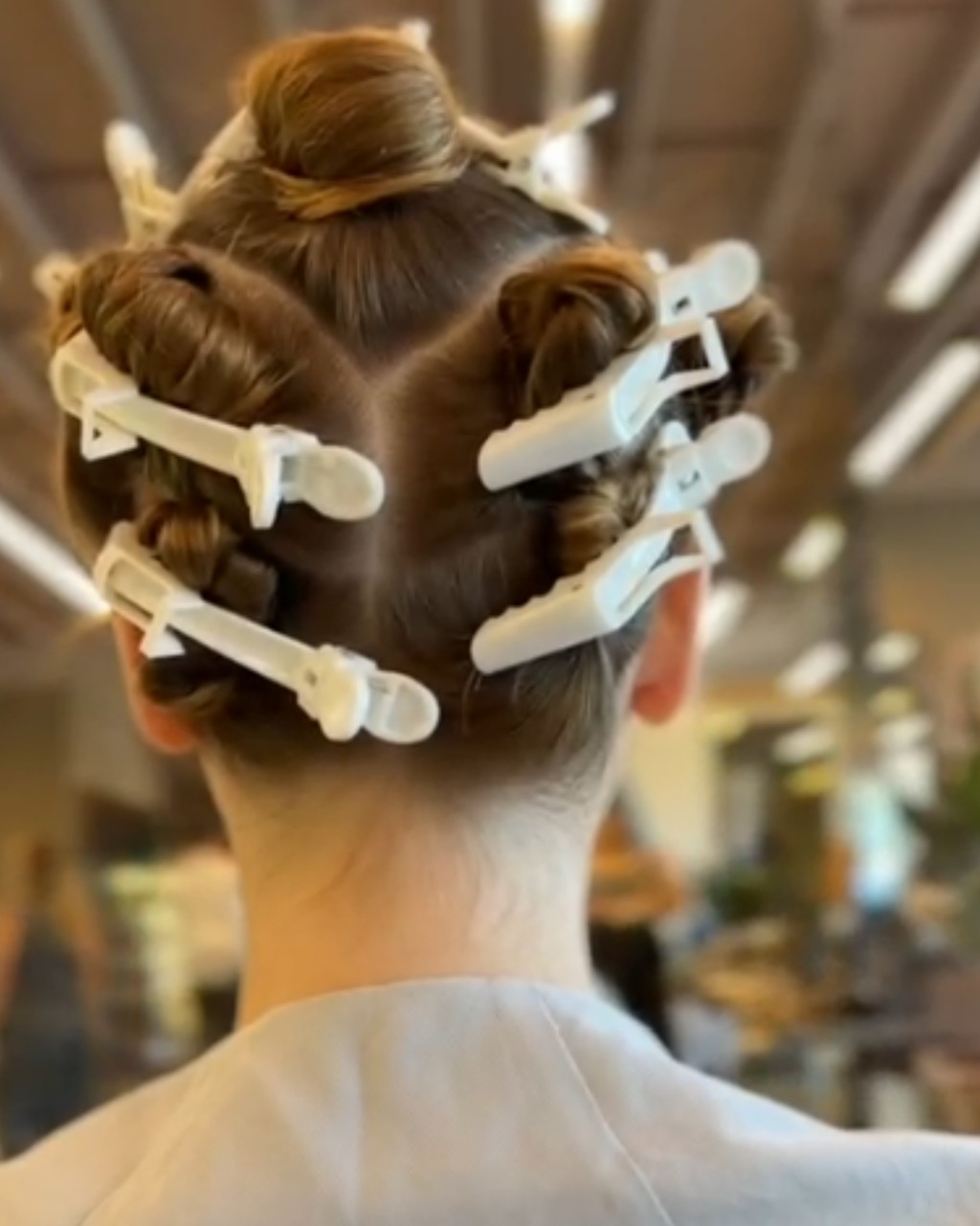 Separa&ccedil;&atilde;o das mechas para o loiro da modelo London Cosm&eacute;ticos