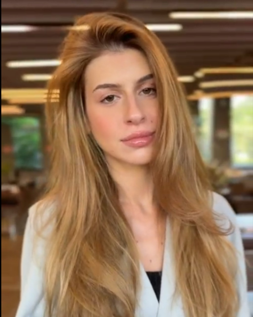 Resultado da modelo pronta de frente usando Trend Blonde Plex London Cosm&eacute;ticos