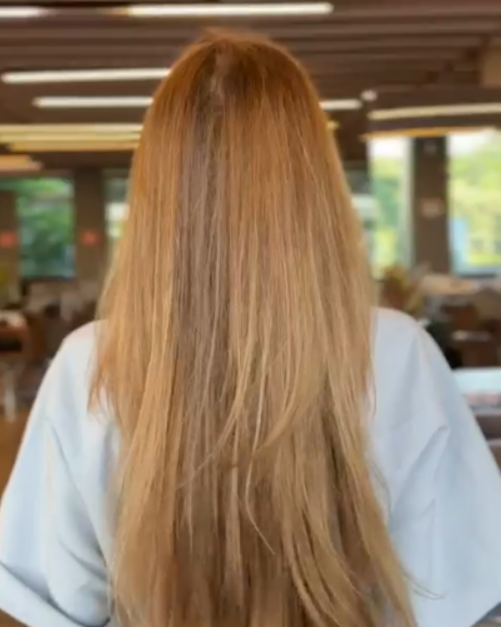 Resultado da modelo de costas usando Trend Blonde Plex London Cosm&eacute;ticos