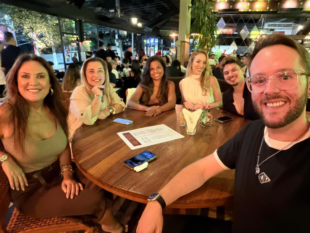 Bruna Helena com outros profissionais London Cosm&eacute;ticos