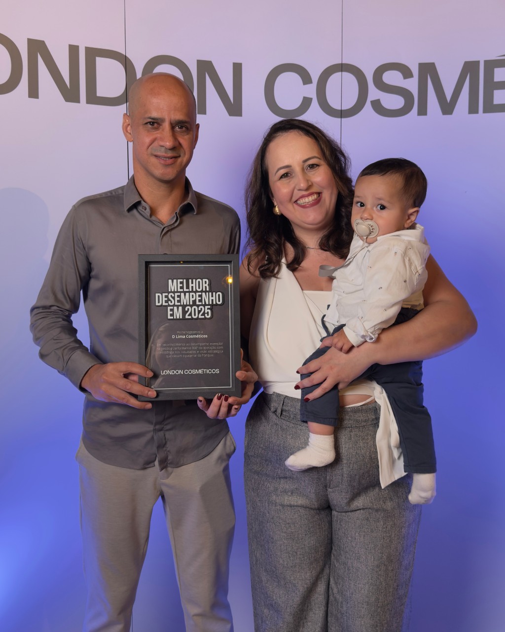 Donos da D'Lima Cosméticos com o prêmio de melhor franquia London Cosméticos