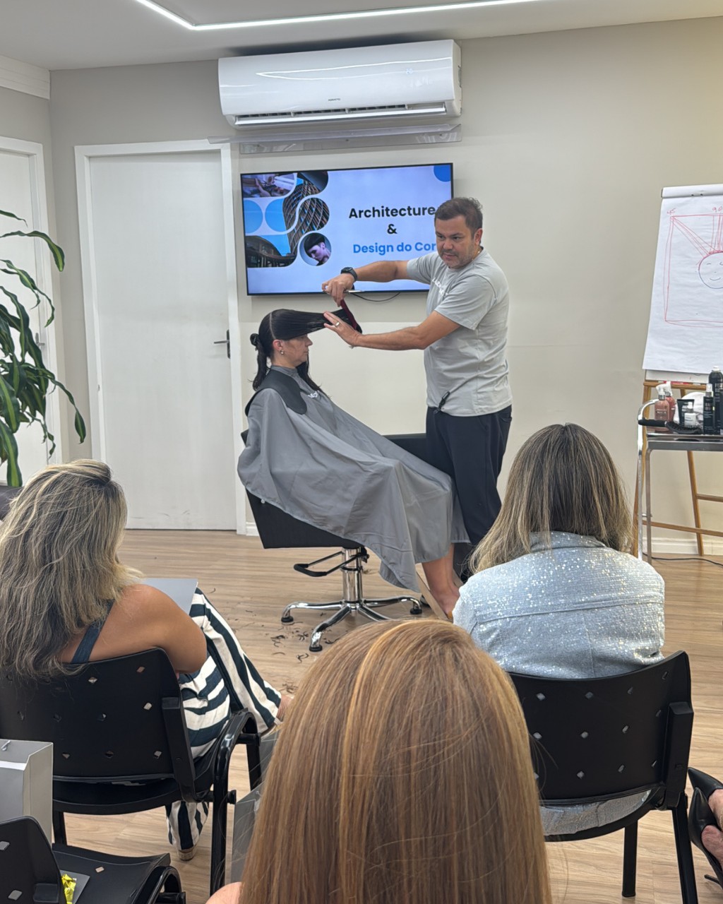 Nelio ramos aplicando corte em modelo no curso de D'Lima Cosméticos e London Cosméticos
