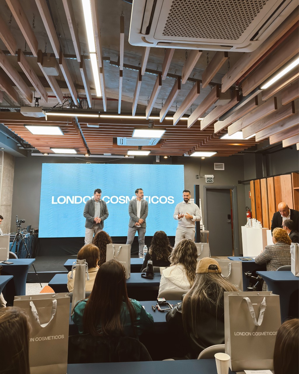 Educadores London Cosm&eacute;ticos e D'Lima Cosm&eacute;ticos