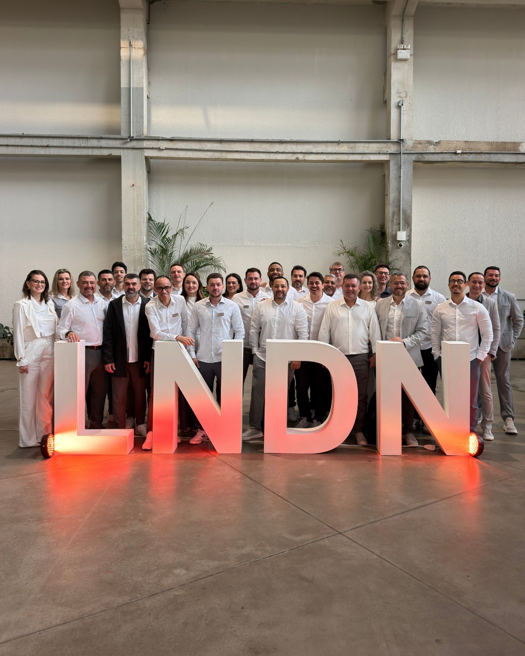 Equipe D'Lima Cosm&eacute;ticos no treinamento do novo Sistema de Colora&ccedil;&atilde;o London Cosm&eacute;ticos 