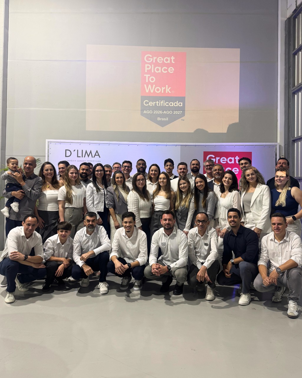 Equipe da D'Lima Cosm&eacute;ticos celebrando o selo GPTW