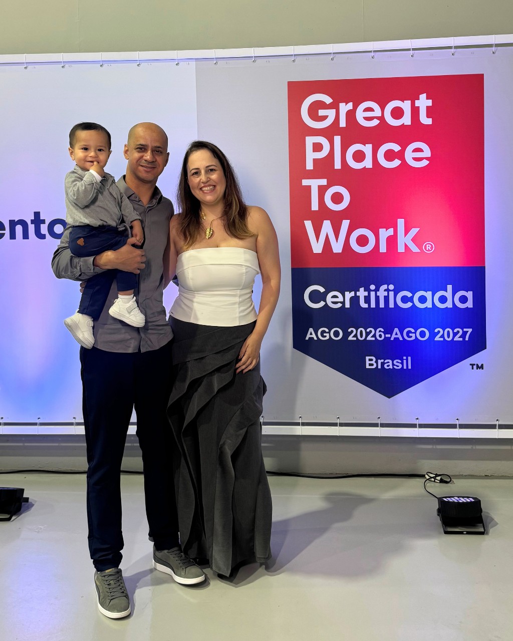 Ilson D'lima e família comemorando o selo Great Place To Work