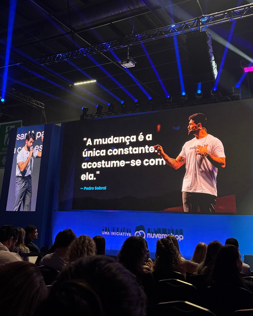 Palco evento frase Pedro Sobral Dlima Cosmeticos