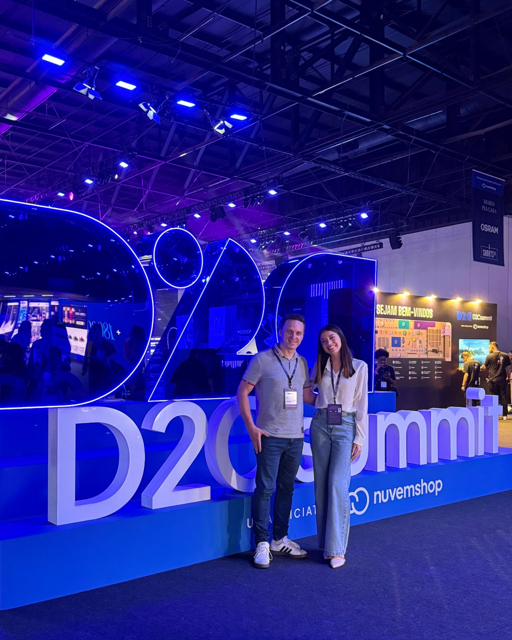 Beatriz e Luiz buscando conhecimento no evento D2C Summit 