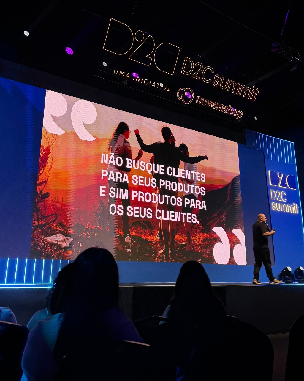 Palco D2C Summit fala sobre produto Dlima Cosmeticos 