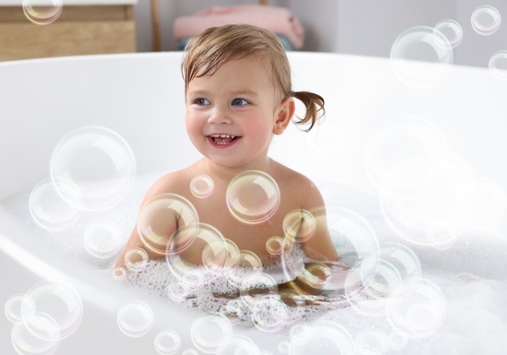 &Oacute;leo infantil vegetal aplicado na massagem p&oacute;s-banho para hidrata&ccedil;&atilde;o suave da pele sens&iacute;vel do beb&ecirc;