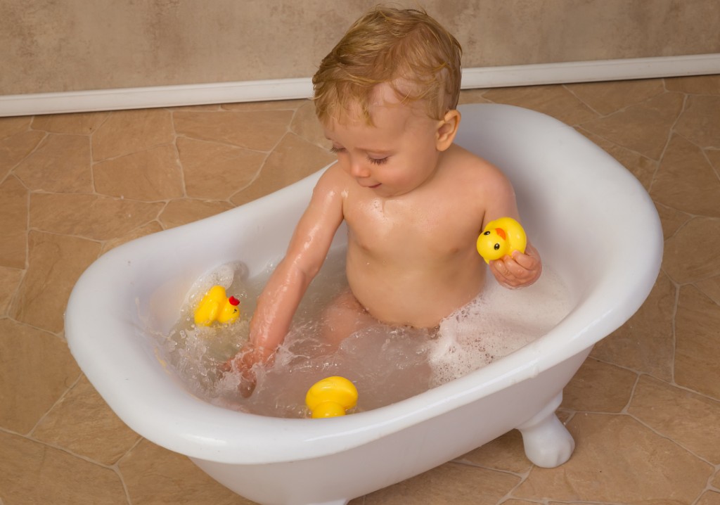 Espuma de banho infantil formando bolhas delicadas na rotina segura de rec&eacute;m-nascido