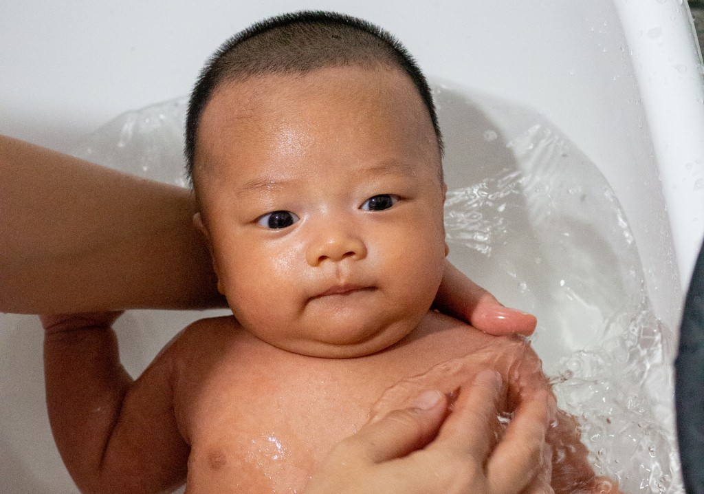 Shampoo infantil suave sendo usado no banho do beb&ecirc; com f&oacute;rmula adequada desde os primeiros dias