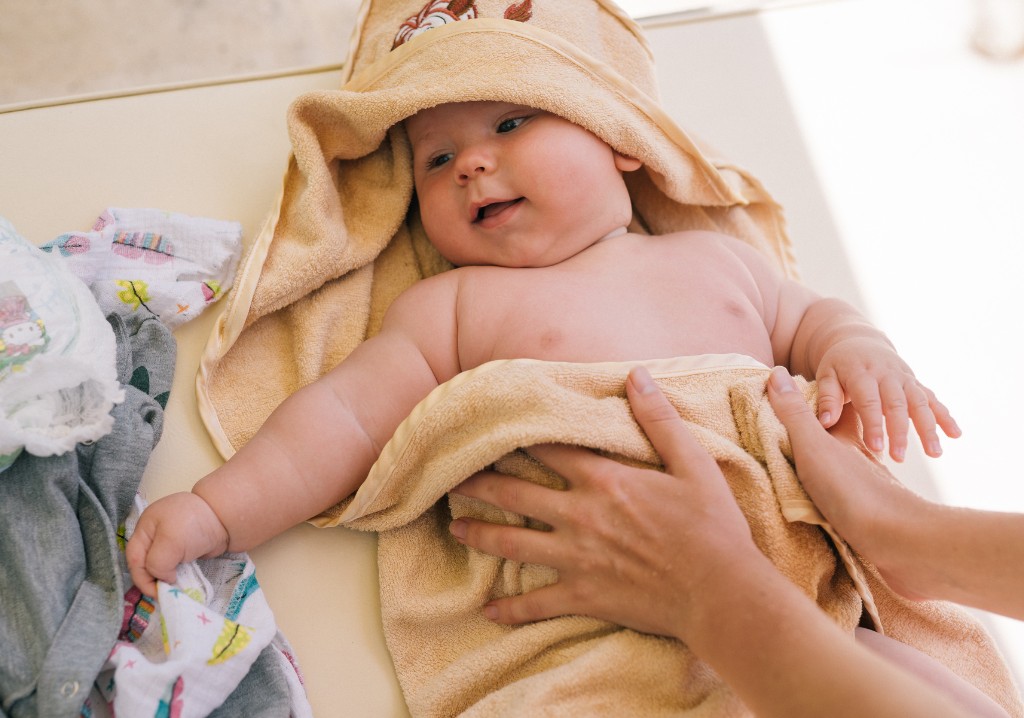 Momento de conex&atilde;o entre m&atilde;e e beb&ecirc; durante a massagem com &oacute;leo multifuncional infantil