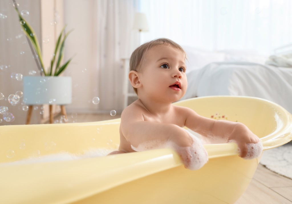 Kit de cuidados infantis minimalista com &oacute;leo, shampoo e espuma para rotina de banho consciente