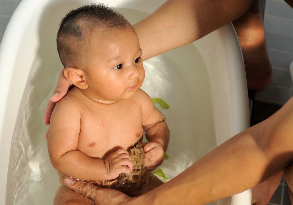 Detalhe da aplica&ccedil;&atilde;o de produto infantil clean babycare em rotina segura de cuidados