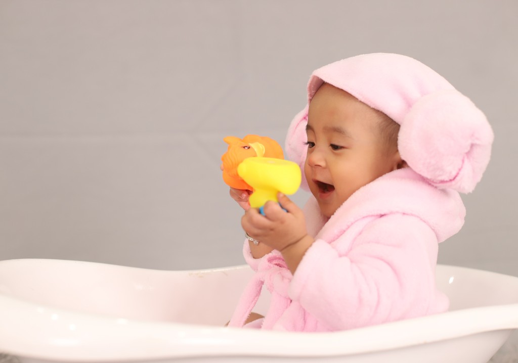 Espuma de banho infantil Ever Safe proporcionando limpeza delicada e momento relaxante para o beb&ecirc;.