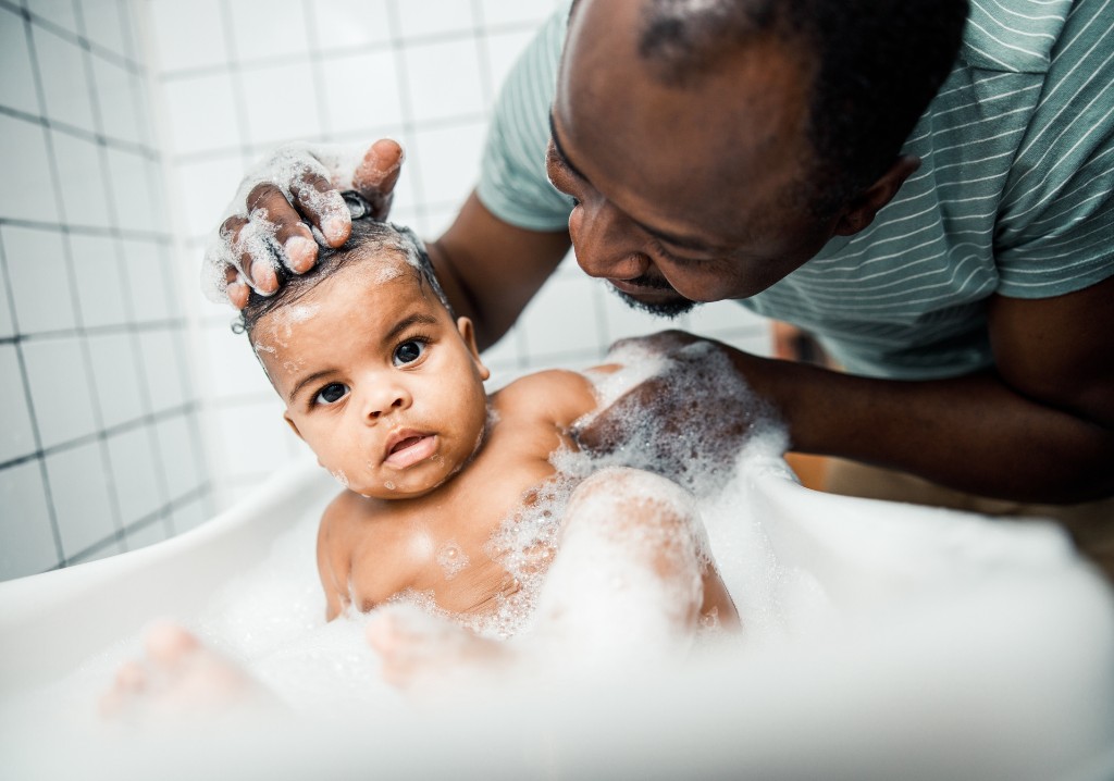 Shampoo sem l&aacute;grimas com surfactantes suaves e limpeza seletiva.