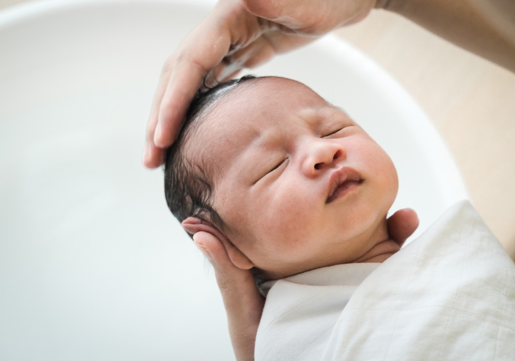 Shampoo para rec&eacute;m-nascido que respeita o microbioma cut&acirc;neo.