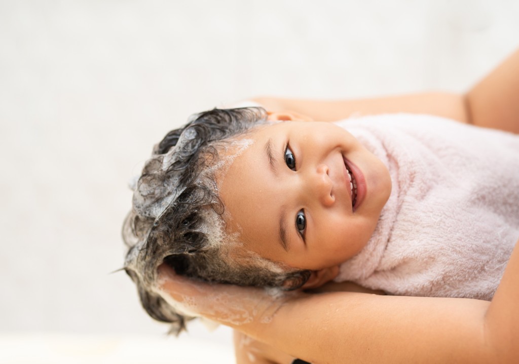 Limpeza suave para couro cabeludo delicado de beb&ecirc;.