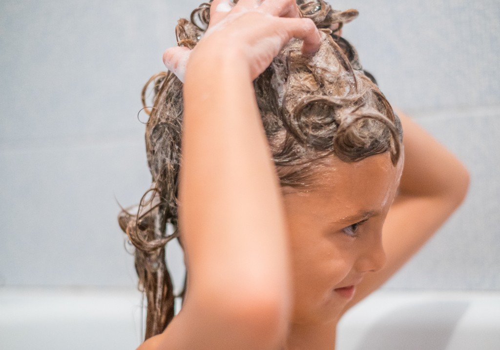 Shampoo infantil indicado para rotina de banho segura e consciente.
