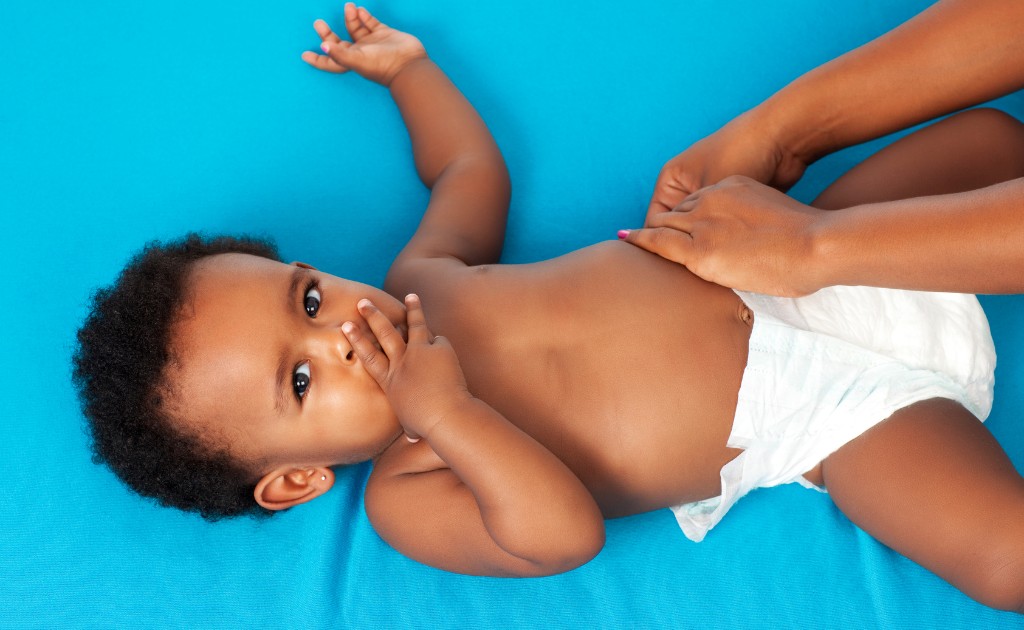 Massagem suave em bebê após a troca de fraldas