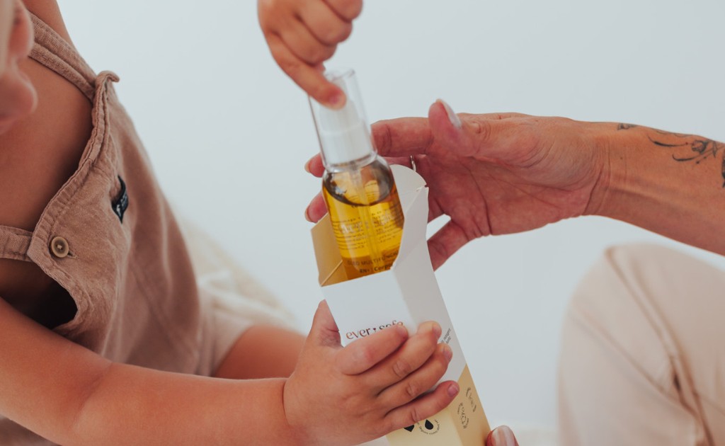 Óleo Multifuncional RN+ Ever Safe usado no cuidado do bebê