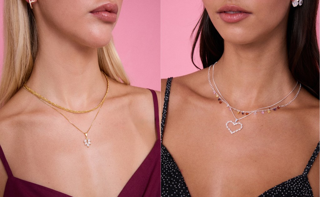 dois mix de colares um ao lado do outro, um prata e outro dourado. Com texturas, tamanhos e cores de pingentes e correntarias de colares e chokers diferentes de maneira demonstrativa em modelo humano real.