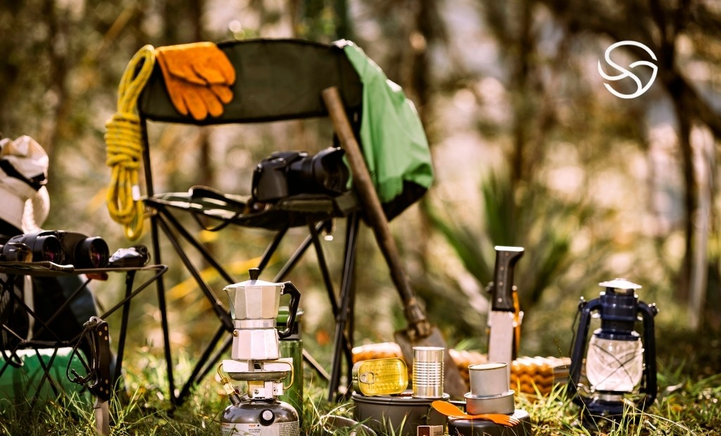 Imagem representando camping inteligente com equipamentos modernos, conforto, autonomia energética e vida outdoor na natureza brasileira.