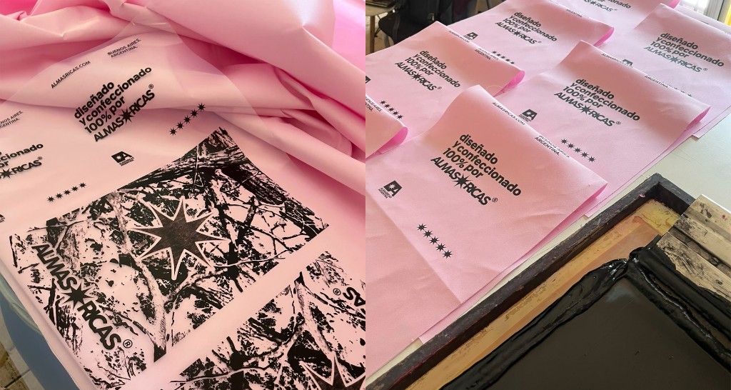 Estampado del logo de Almas Ricas sobre las bolsas de gabardina rosa