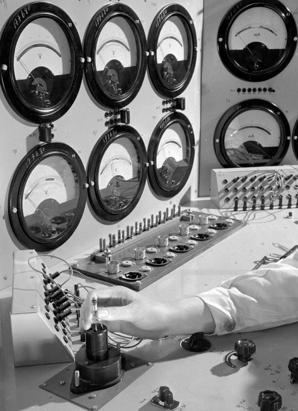 Puesto de control de Mullard en UK circa 1950