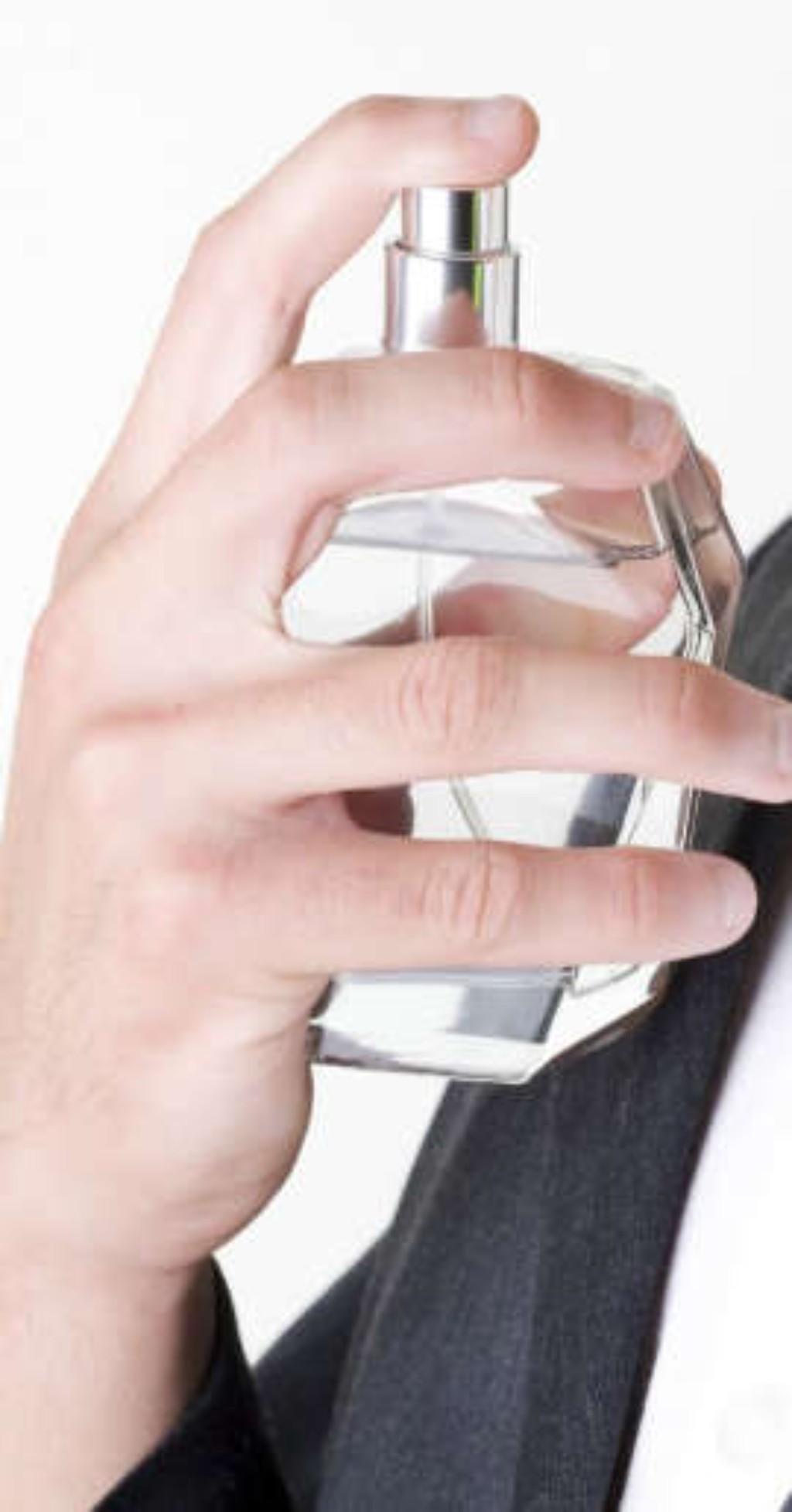 Homem aplicando perfume masculino no pulso