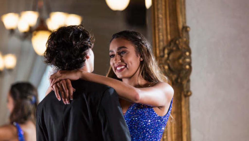 Casal de adolescentes dan&ccedil;ando m&uacute;sica lenta em festa nos anos 80