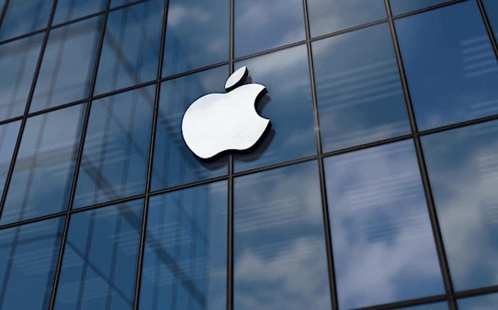 Logo da Apple na fachada de vidro de edif&iacute;cio corporativo moderno