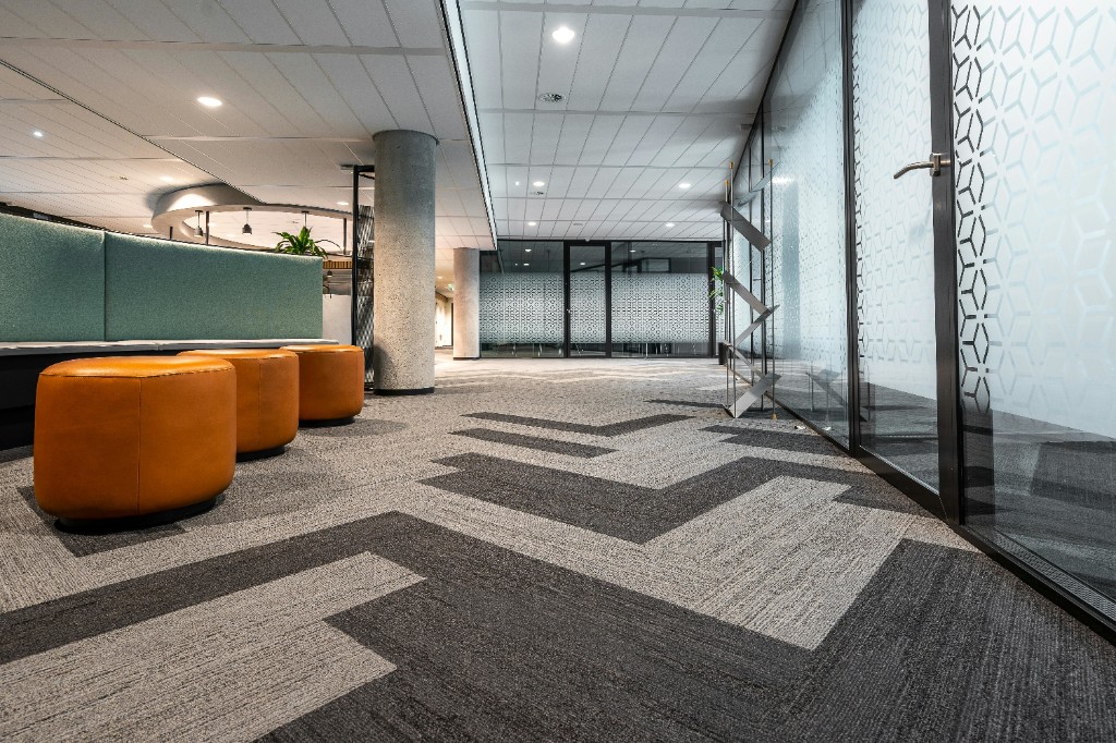 Corredor de escrit&oacute;rio corporativo moderno com design contempor&acirc;neo