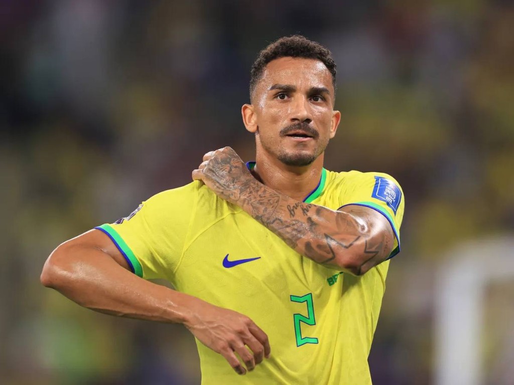 Danilo com a camisa n&uacute;mero 2 da sele&ccedil;&atilde;o brasileira