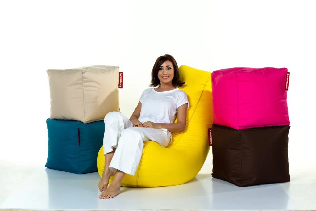 Melhor tecido para puff - imagem ilustrativa de diferentes tipos de tecidos, como algod&atilde;o, poli&eacute;ster e couro sint&eacute;tico, utilizados em puffs para garantir durabilidade, praticidade e est&eacute;tica.