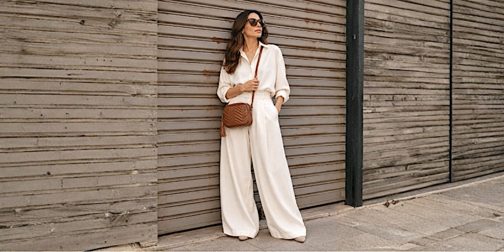 Look de mulher usando a bolsa tiracolo em couro legitimo caramelo