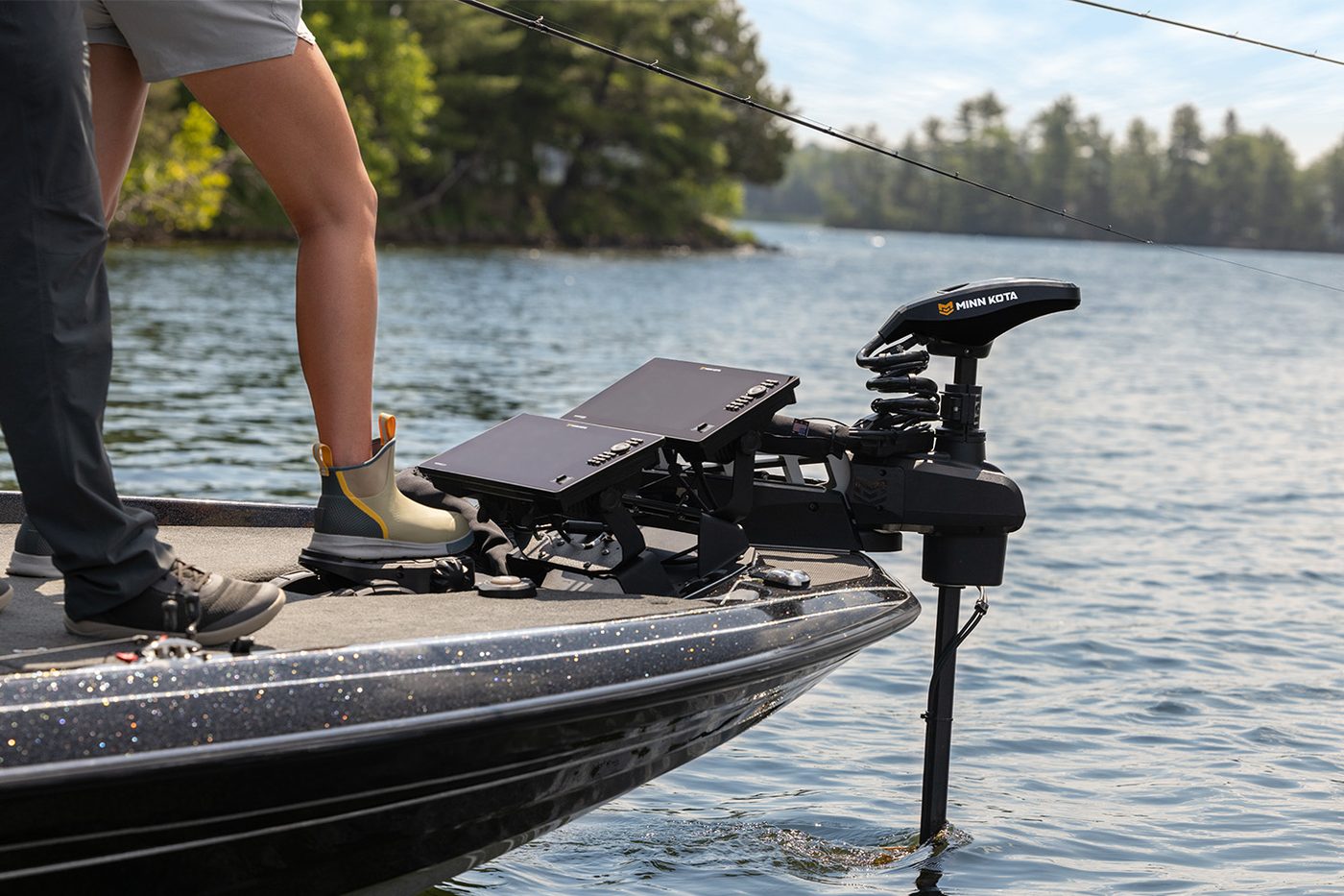 Motor elétrico Minn Kota de nova geração na proa de um bass boat