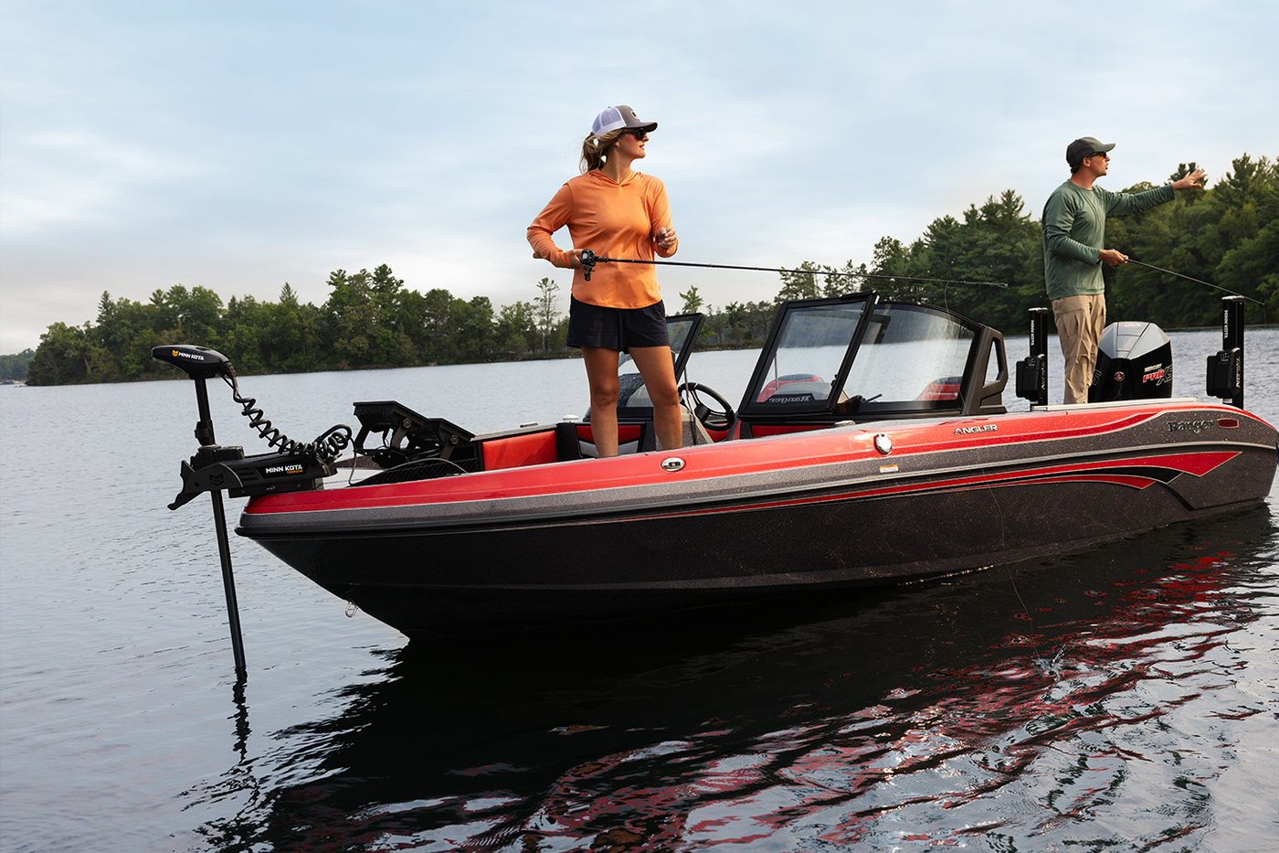 Barco de pesca parado no ponto com o Spot-Lock do motor elétrico Minn Kota acionado