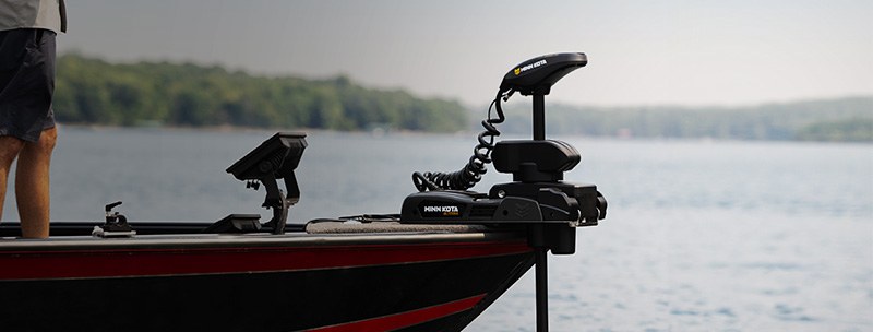 Motor elétrico Minn Kota de proa instalado em barco de pesca, pronto para baixar na água