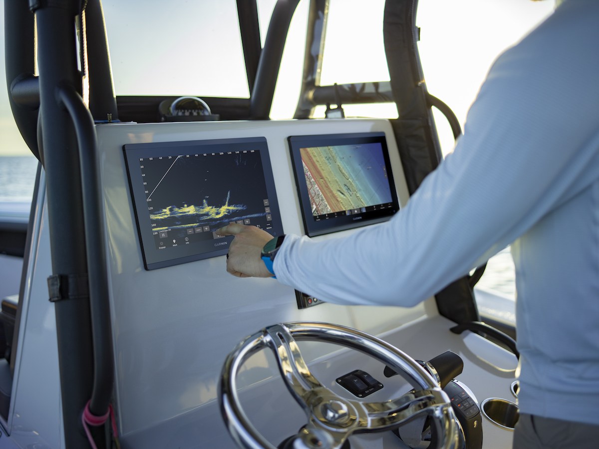 Console de barco costeiro com dois sonares Garmin, um deles mostrando a imagem ao vivo do LiveScope XR