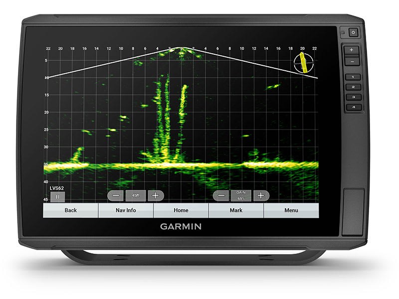 Tela do sonar Garmin com o LiveScope XR no modo Down, com peixes subindo de uma estrutura no fundo